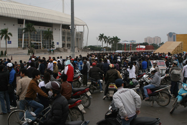 11 giờ trưa nay, quảng trường sân vận động Mỹ Đình vẫn đông nghịt người