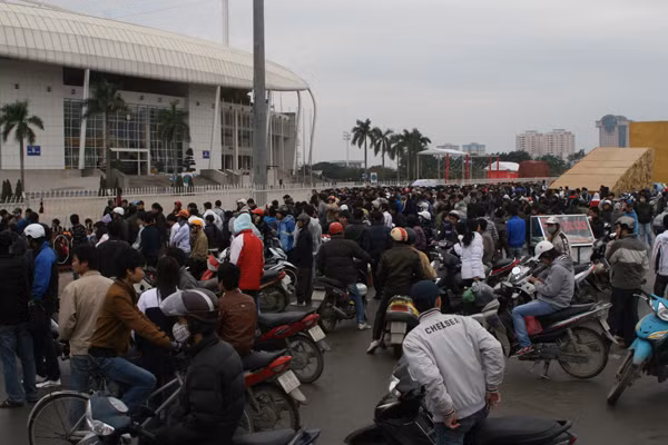 11 giờ trưa nay, quảng trường sân vận động Mỹ Đình vẫn đông nghịt người