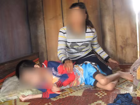 Nạn nhân Ô. bên đứa con bị bại liệt kể về việc bị Thuận lừa đưa đi Quảng Ninh