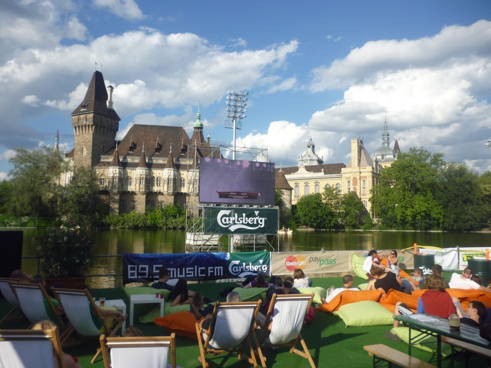 Có thể nằm ngả ngốn trên nền cỏ nhân tạo