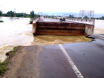 Mố cầu Liêm Trực bị sập. Ảnh: Minh Thùy.