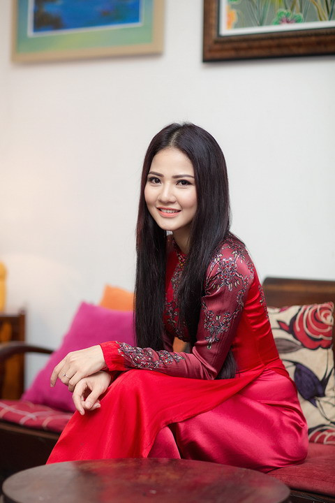 Mẫu in được chính giám đốc công ty in Toàn Thịnh giúp đỡ, Toàn bộ cánh hoa mai và nhụy hoa, thân mai được đính hơn 3000 viên đá swarovski do nhóm thợ của NTK Lê Thanh Phương thực hiện trong 1 tháng. Phom áo được lấy ý từ phom dáng áo dài của phụ nữ Sài Gòn Thập niên 60-70