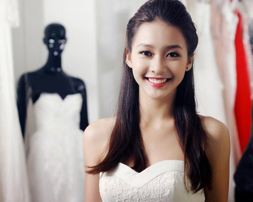 Khả Ngân tên thật là Trần Thị Kim Ngân, là một boxing girl – vận động viên đấm bốc không chuyên – sinh năm 1997. Vẻ nữ tính và gương mặt thánh thiện của Khả Ngân làm say lòng hàng nghìn fan hâm mộ ở Việt Nam và Hàn Quốc. Netizen (cư dân mạng) Hàn so sánh Khả Ngân với nữ diễn viên Lee Si Young cũng là vận động viên đấm đấm bốc 