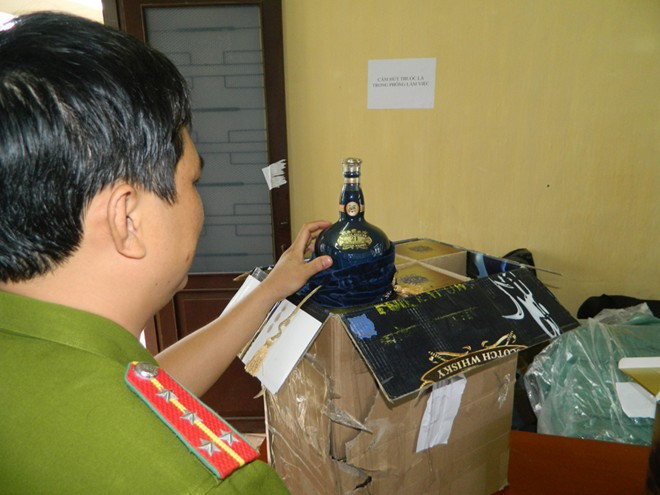 Ngày 22/11, Công an Quảng Ngãi kiểm tra tàu SE1 chạy từ Hà Nội vào TP.HCM đang dừng đón trả khách tại ga Quảng Ngãi. Kiểm tra lô hàng không có giấy tờ hợp lệ trên tàu hỏa.