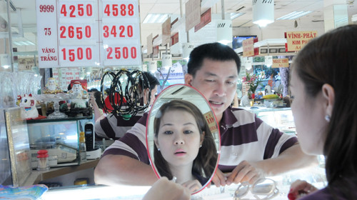 Giá vàng niêm yết tại một cửa hàng kinh doanh vàng bạc đá quý ở Q.1, TP.HCM chiều 24-9. Ảnh: Minh Đức