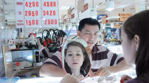 Giá vàng niêm yết tại một cửa hàng kinh doanh vàng bạc đá quý ở Q.1, TP.HCM chiều 24-9. Ảnh: Minh Đức