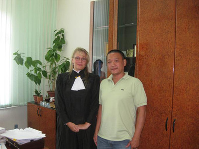 Nữ thẩm phán Nga chụp ảnh chung với tác giả