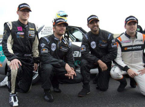 Paul Walker và Roger Rodas (thứ 2 và thứ 3 trong ảnh từ trái sang)