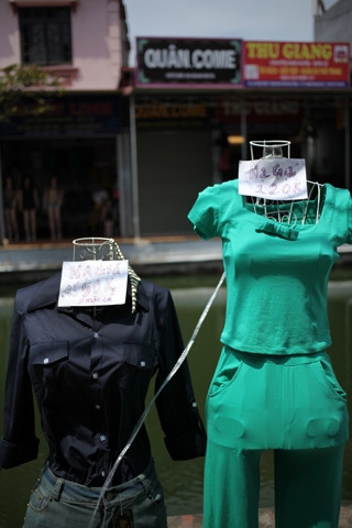 Hàng giảm giá bày ra giữa đường