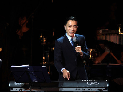 Đỗ Bảo khoe với khán giả: “Cây đàn này tôi mới mua bằng tiền bán đĩa”. Ảnh: N.M.Hà. Đỗ Bảo khoe với khán giả: “Cây đàn này tôi mới mua bằng tiền bán đĩa”. Ảnh: N.M.Hà