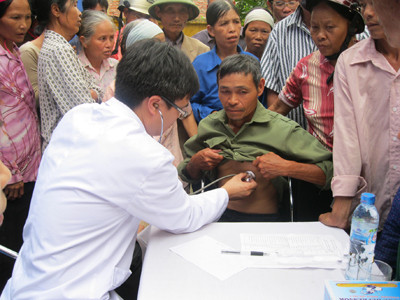 Bác sĩ trẻ khám bệnh cho người nghèo. Bác sĩ trẻ khám bệnh cho người nghèo