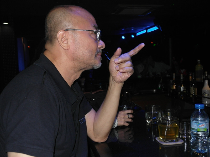 Vẫn phong cách một đại gia hào hoa, nhạc sĩ Hà Dũng ung dung ngồi một mình ở một quán bar tại TP.HCM