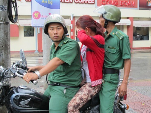 Lực lượng chức năng đưa 2 thiếu nữ chăn dắt trẻ em về phường