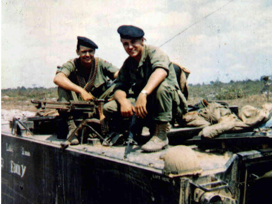 Ông Chuck Hagel (bên phải)cùng em trai trong chiến tranh Việt Nam