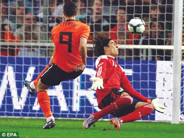 Hà Lan chờ Van Persie tỏa sáng. Ảnh: EPA. Hà Lan chờ Van Persie tỏa sáng. Ảnh: EPA