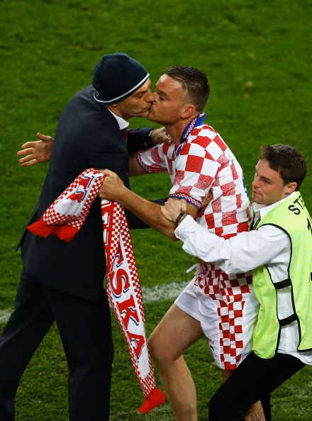 Ấy ấy! Chớ có hôn cổ động viên chứ anh bạn! . Một CĐV phấn khích của Croatia chạy xuống sân ôm hôn HLV Slaven Bilic trong trận đấu với CH Ireland. Ấy ấy! Chớ có hôn cổ động viên chứ anh bạn! . Một CĐV phấn khích của Croatia chạy xuống sân ôm hôn HLV Slaven Bilic trong trận đấu với CH Ireland