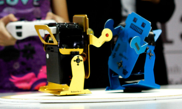 Hai robot Sumo đang "quần nhau" trên sới vật. Ảnh: X.T Hai robot Sumo đang