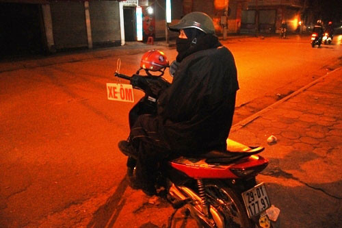 Chú Nguyễn Hữu Ngọc (60 tuổi) làm nghề chạy xe ôm ngồi co ro đợi khách