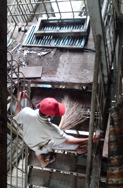 Một người đàn ông đang quét dọn cầu thang