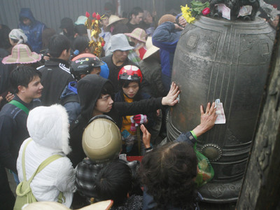 Tranh nhau xoa tiền lên quả chuông