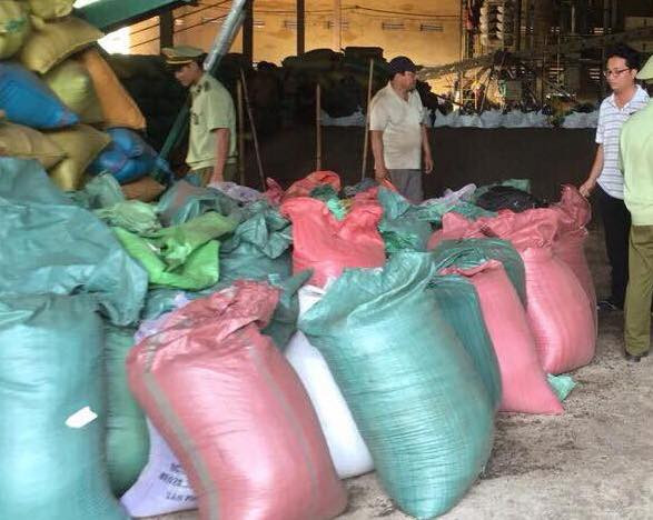 Khởi tố 5 đối tượng vụ nhuộm pin vào phế phẩm trộn tiêu ảnh 3