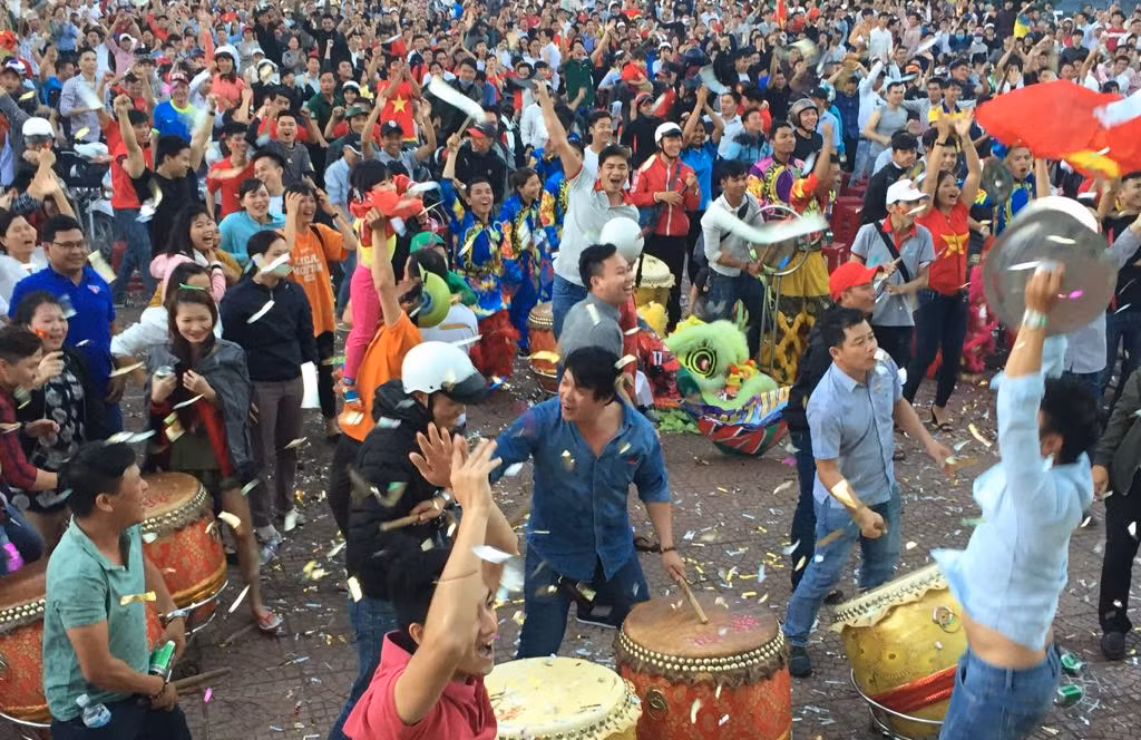 Mừng kỳ tích U23 Việt: CĐV đổ ra đường, ngã 6 Buôn Ma Thuột kẹt cứng ảnh 5