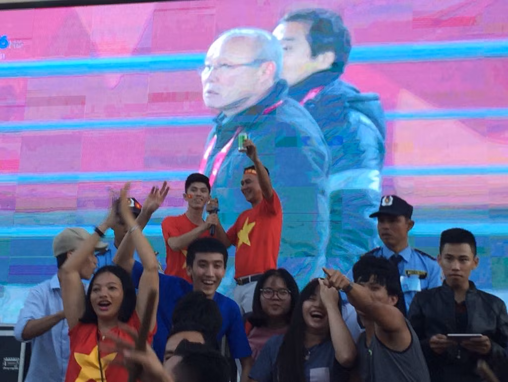 Mừng kỳ tích U23 Việt: CĐV đổ ra đường, ngã 6 Buôn Ma Thuột kẹt cứng ảnh 3