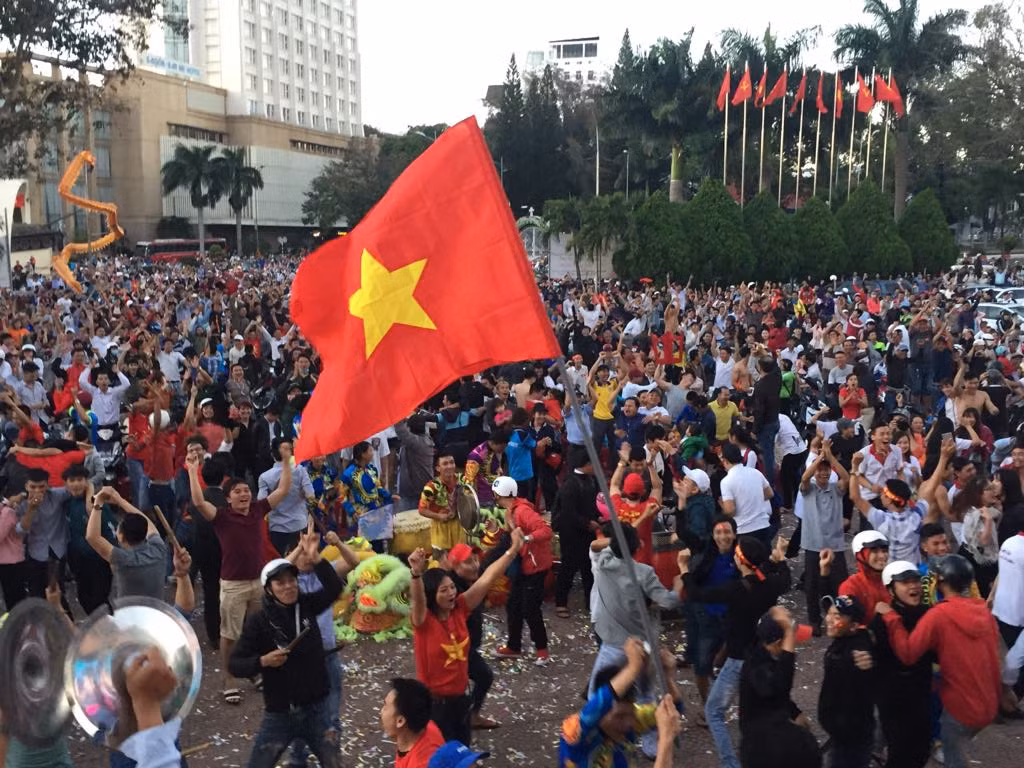 Mừng kỳ tích U23 Việt: CĐV đổ ra đường, ngã 6 Buôn Ma Thuột kẹt cứng ảnh 2