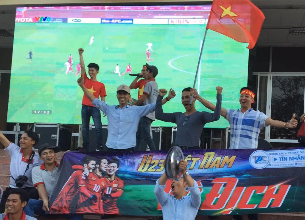 Mừng kỳ tích U23 Việt: CĐV đổ ra đường, ngã 6 Buôn Ma Thuột kẹt cứng ảnh 4