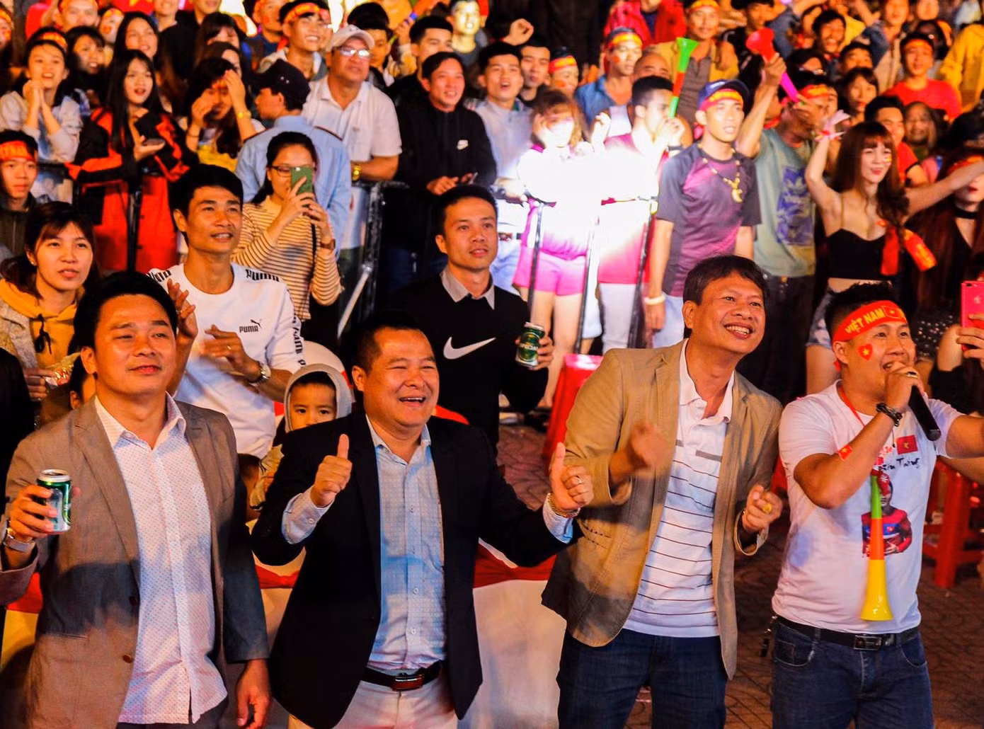 Bố Quế Ngọc Hải, mẹ Văn Đức dự đoán tỷ số trận chung kết AFF Cup ảnh 6 Bố Quế Ngọc Hải, mẹ Văn Đức dự đoán tỷ số trận chung kết AFF Cup ảnh 6