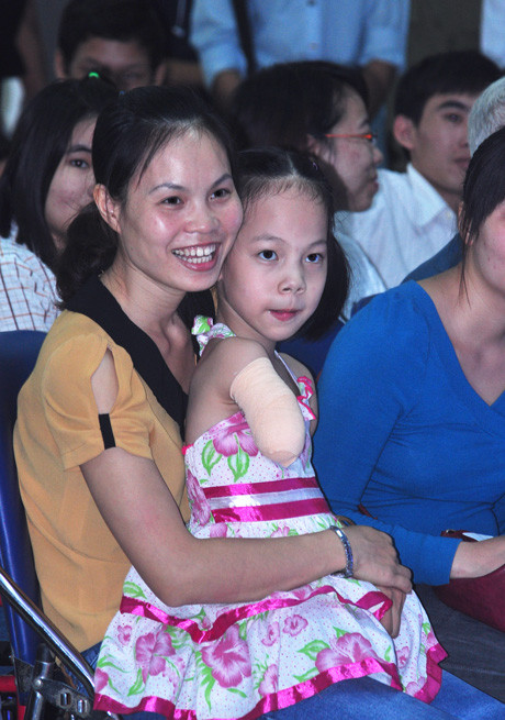 Và tập trung theo dõi các tiết mục trình diễn trên sân khấu