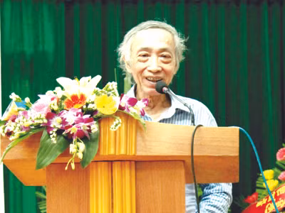 Dịch giả Dương Tường phát biểu trong lễ trao giải của Hội Nhà văn Hà Nội. Ảnh: Mi Ly