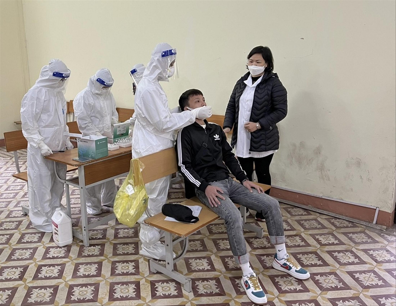 Sinh viên lấy mẫu xét nghiệm khi trở lại học trực tiếp tại trường ĐH. Ảnh TNU