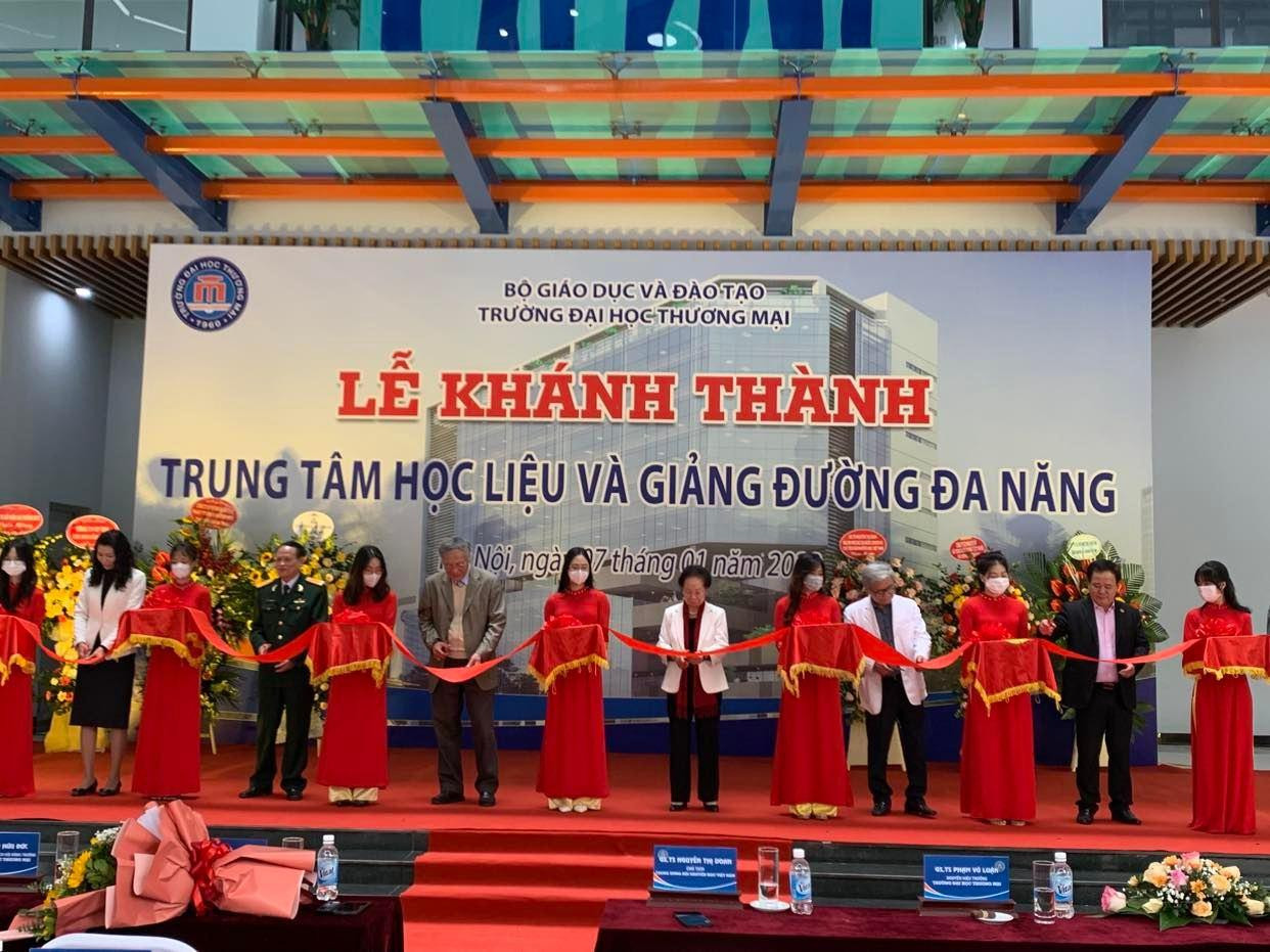 Nguyên Phó Chủ tịch nước Nguyễn Thị Doan cắt băng khánh thành Thư viện trường Đại học Thương mại