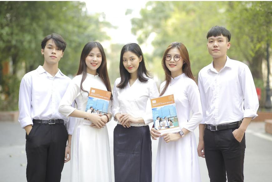 Xanita (đứng giữa) cùng với các bạn sinh viên Trường ĐH Công nghệ GTVT trong buổi chụp ảnh tuyển sinh của Nhà trường Xanita (đứng giữa) cùng với các bạn sinh viên Trường ĐH Công nghệ GTVT trong buổi chụp ảnh tuyển sinh của Nhà trường