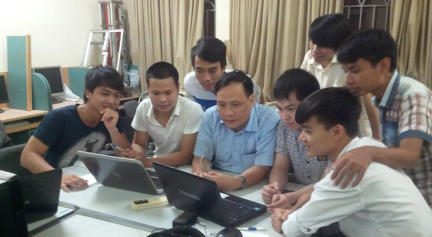 GS Nguyễn Đình Đức (người mặc áo xanh) cùng các sinh viên GS Nguyễn Đình Đức (người mặc áo xanh) cùng các sinh viên