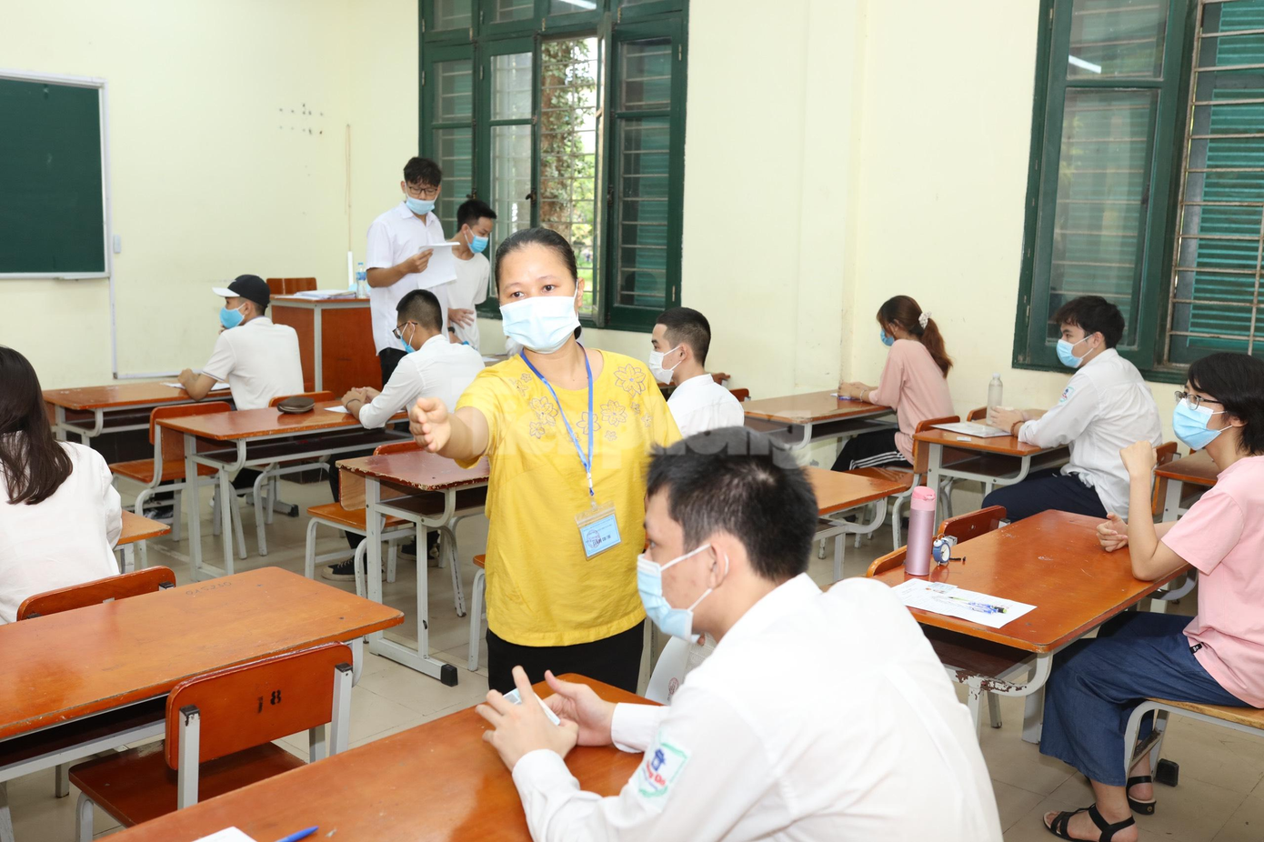 Bộ trưởng Nguyễn Kim Sơn kiểm tra điểm thi, động viên thí sinh thi tốt nghiệp THPT ảnh 2