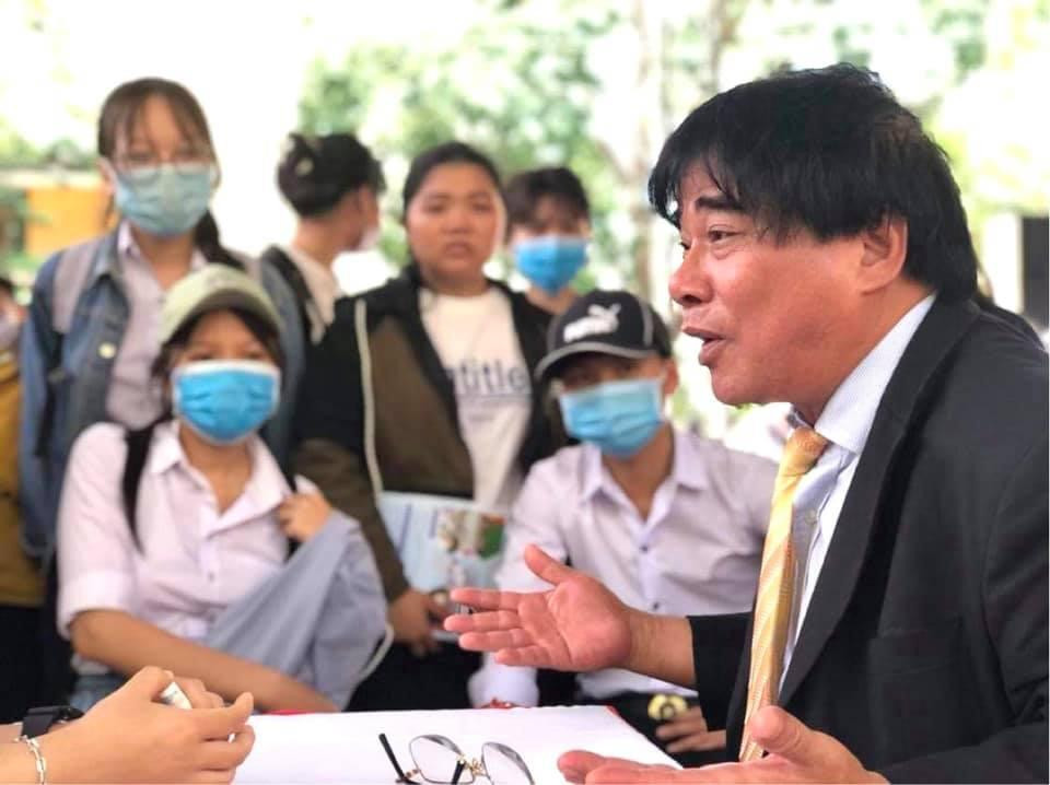 PGS Đỗ Văn Dũng đang tư vấn tuyển sinh. Ảnh NVCC