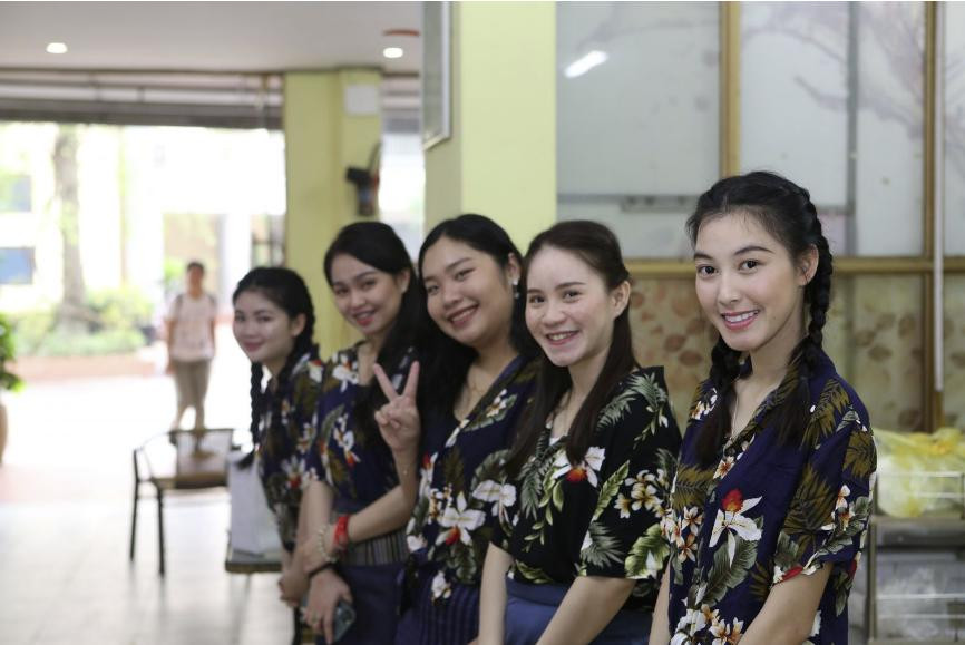 Xanita (ngoài cùng bên phải) cùng các du học sinh Lào trong ngày Lễ Tết cổ truyền BunPiMay được tổ chức tại Trường ĐH Công nghệ GTVT Xanita (ngoài cùng bên phải) cùng các du học sinh Lào trong ngày Lễ Tết cổ truyền BunPiMay được tổ chức tại Trường ĐH Công nghệ GTVT