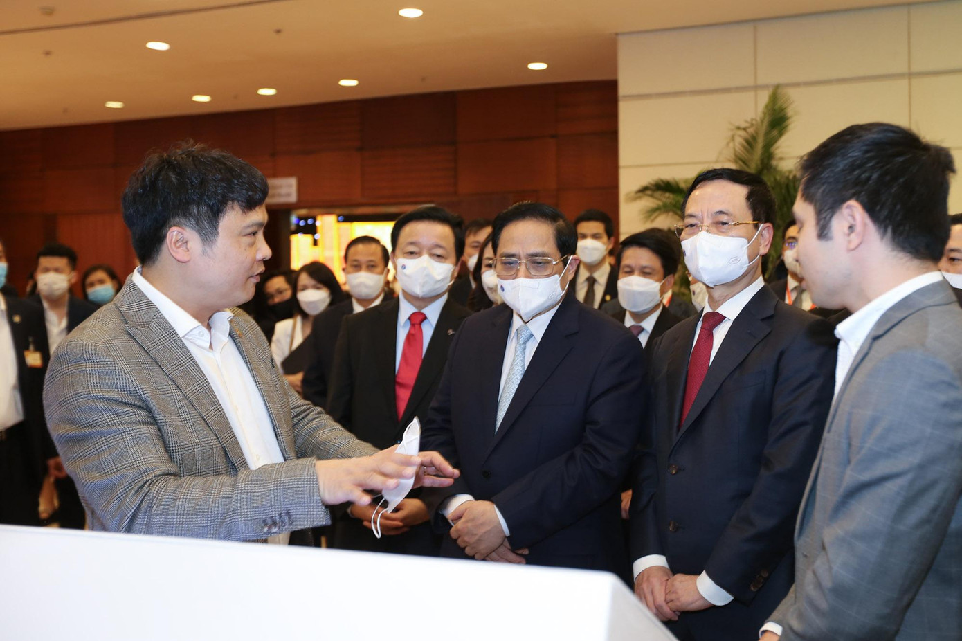 Thủ tướng Phạm Minh Chính tham quan các gian hàng tại Diễn đàn. Ảnh: Anh Dũng