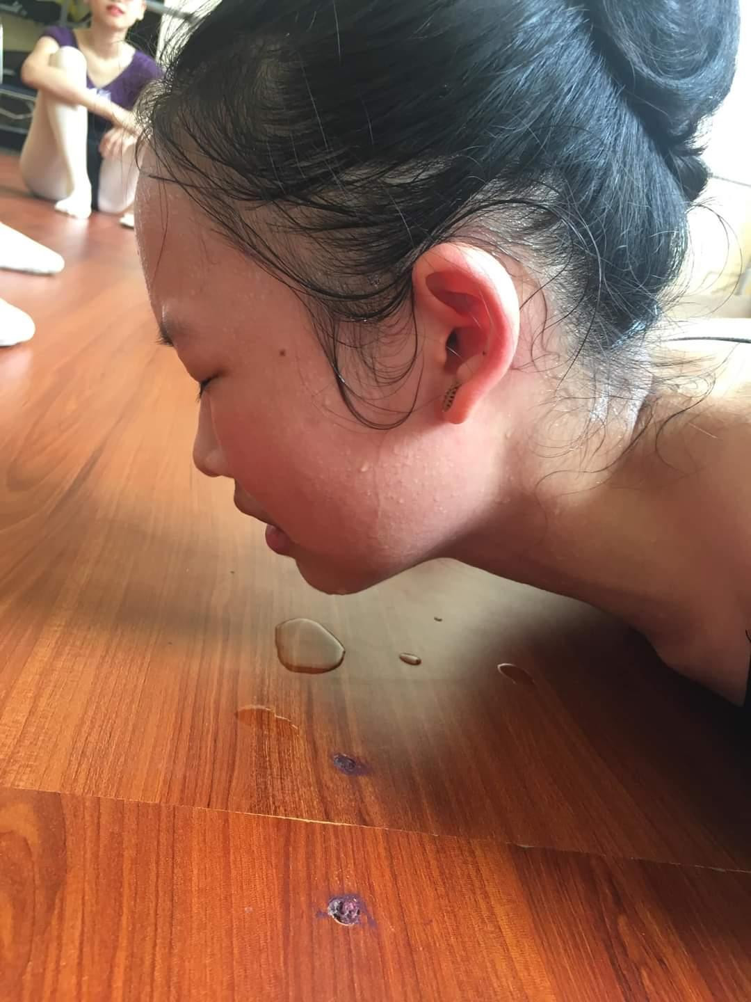 Mồi hôi trên sàn tập.