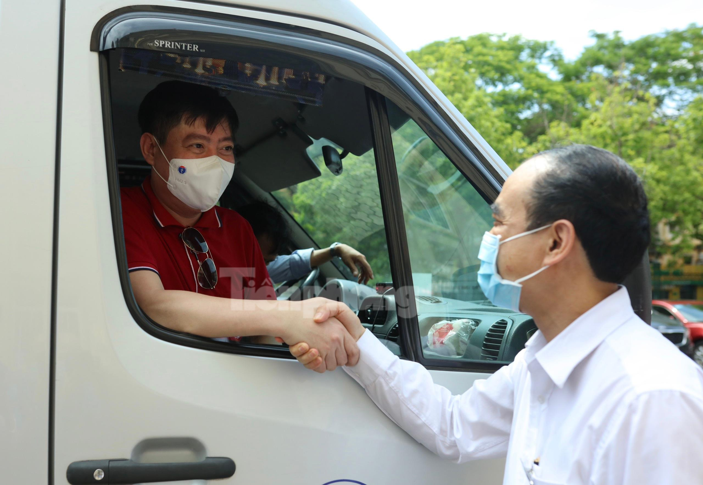 GS.TS Nguyễn Hữu Tú (áo trắng) dặn dò, tiễn đoàn cán bộ, giảng viên của trường ĐH Y Hà Nội lên đường làm nhiệm vụ