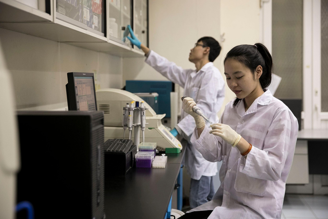 Sinh viên ĐHQGHN trong phòng thí nghiệm.
