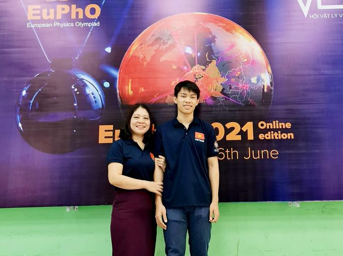 Trần Dương Chính và cô giáo dạy Vật lý. Cổng thông tin Phủ Thọ