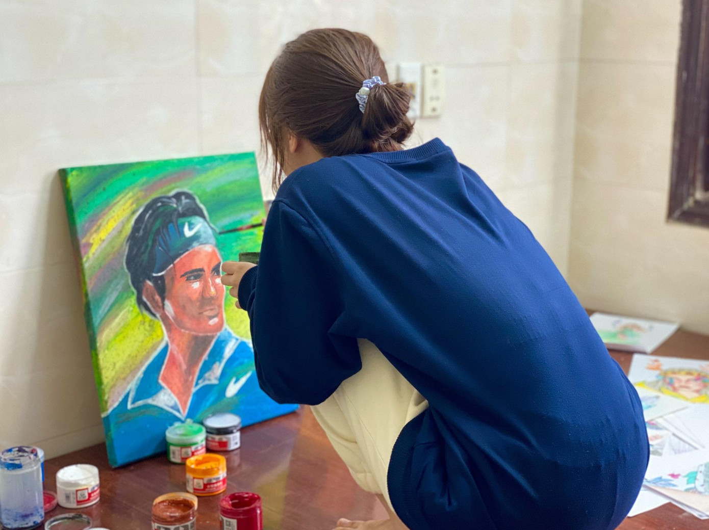 Ngoài học tập và tham gia các hoạt động, Hà Vi còn có sở thích vẽ tranh. Ảnh NVCC