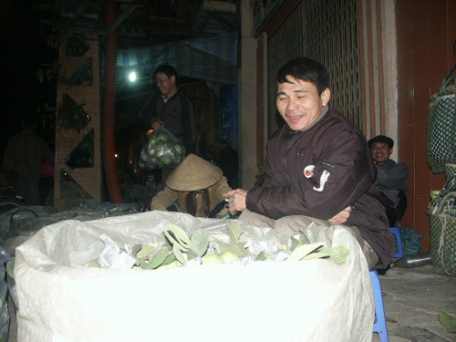 Dù bán chậm và rẻ bằng một nửa so với trước Tết nhưng anh Thắng (ở Hải Dương) vẫn vui vì bán được gần hết số ổi mang đi.