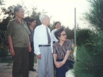 Đại tướng Võ Nguyên Giáp cùng phu nhân tại bờ biển Quảng Bình. Đại tướng Võ Nguyên Giáp cùng phu nhân tại bờ biển Quảng Bình – nơi mà Chủ tịch Hồ Chí Minh từng thăm các ngư dân