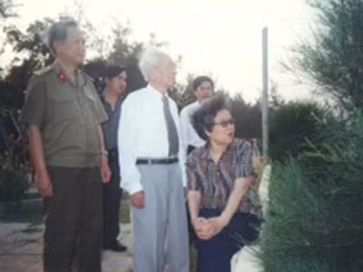 Đại tướng Võ Nguyên Giáp cùng phu nhân tại bờ biển Quảng Bình – nơi mà Chủ tịch Hồ Chí Minh từng thăm các ngư dân