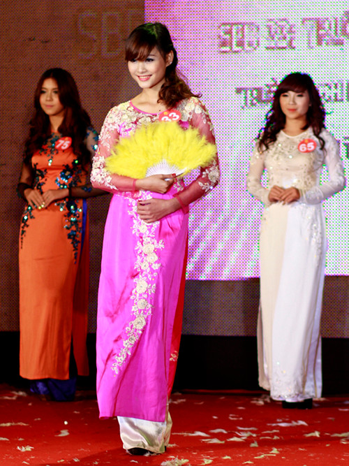 Các thí sinh tự tin thể hiện phần thi trang phục