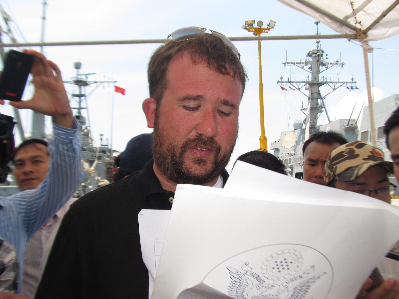 Phát ngôn viên Đại sứ quán Hoa Kỳ tại Hà Nội Chris Hodges trả lời truyền thông về quan điểm của chính phủ Mỹ trong vấn đề biển Đông